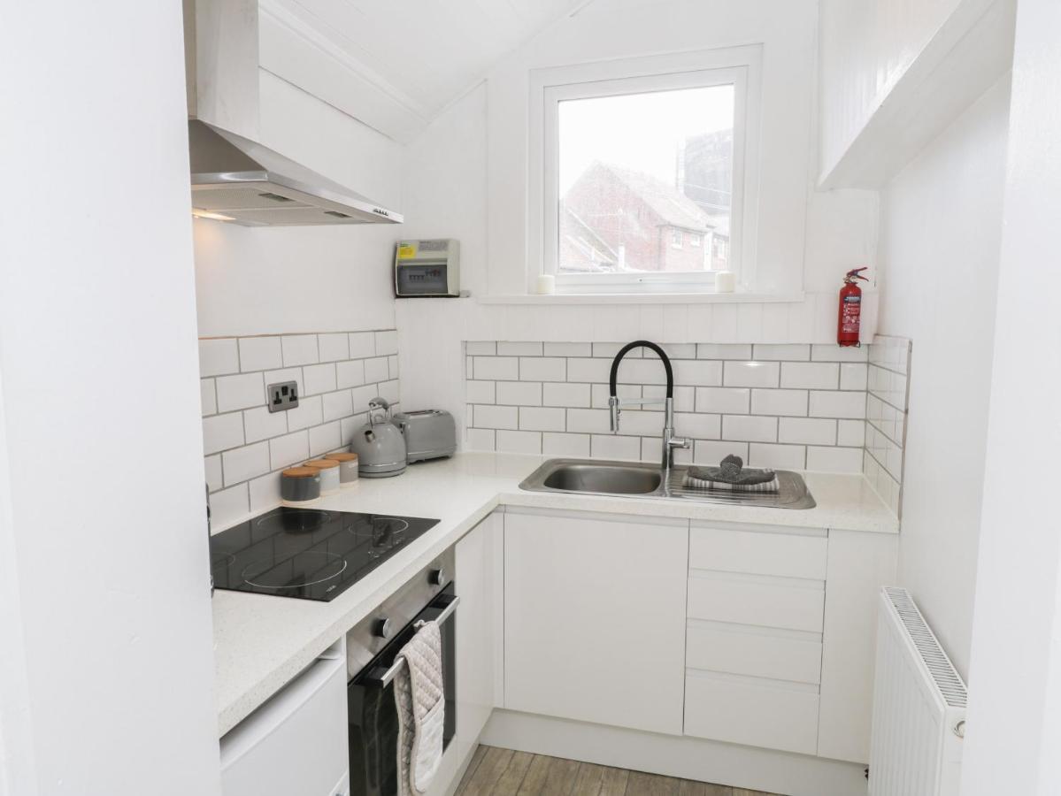 The Surfers Bolt Hole Appartement Whitby Buitenkant foto