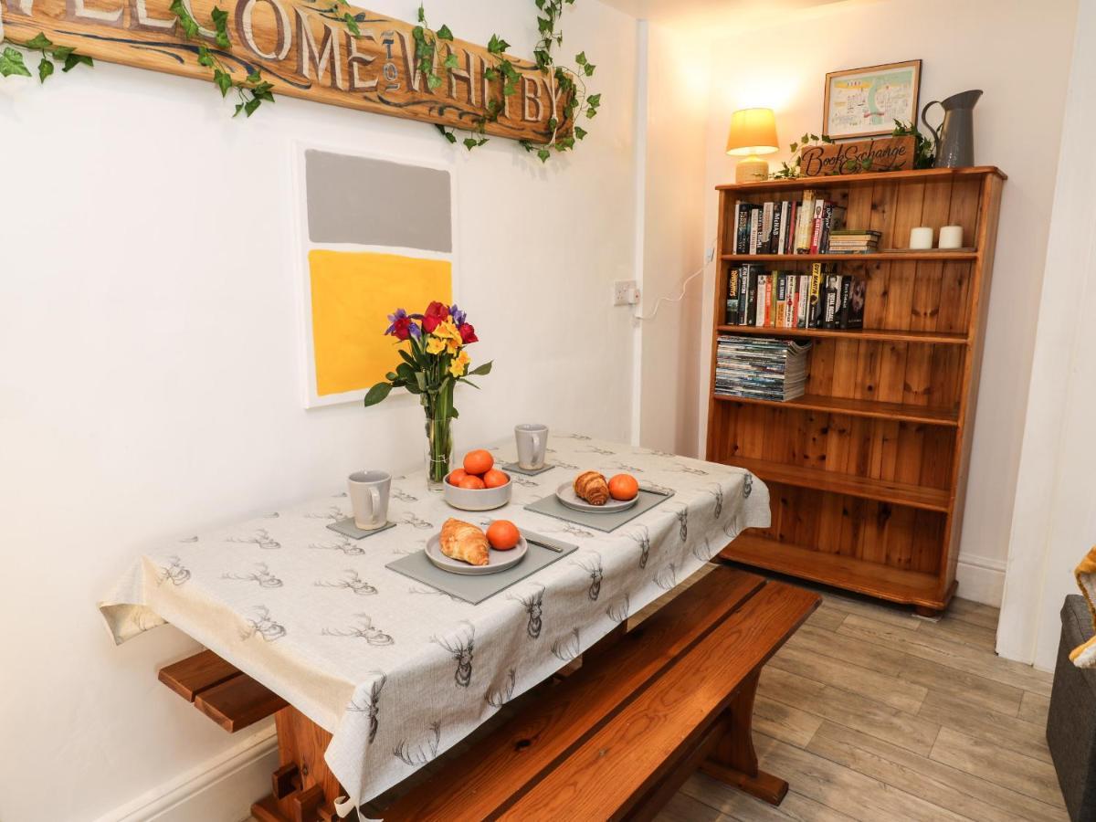 The Surfers Bolt Hole Appartement Whitby Buitenkant foto